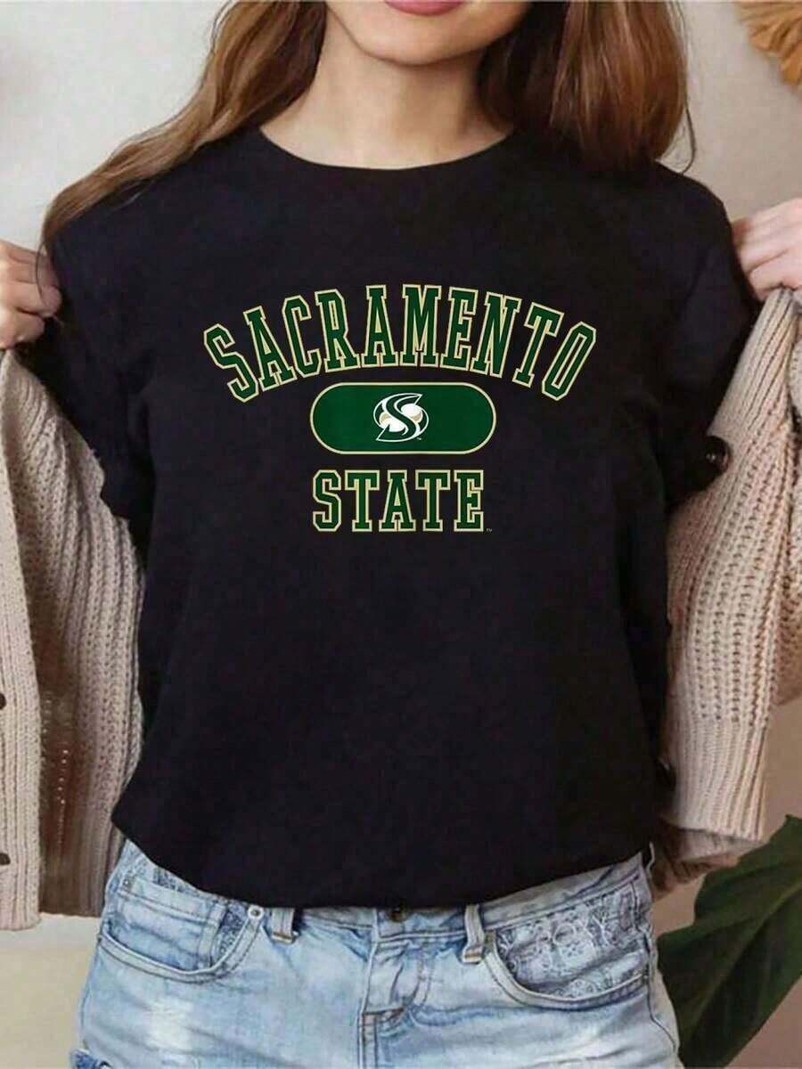 100% Cotton. One Piece Of Casual Short-Sleeve Crew Neck T-Shirt With Official Sacramento State University Print, Urban Casual Style, Women's Clothing, 210g 100% Cotton, All Designs Are Printed. Unisex. Simple Solid Color Women's T-Shirt, Loose And Fitted Cut, Casual Short Sleeve. - 黑色 - 查看 1