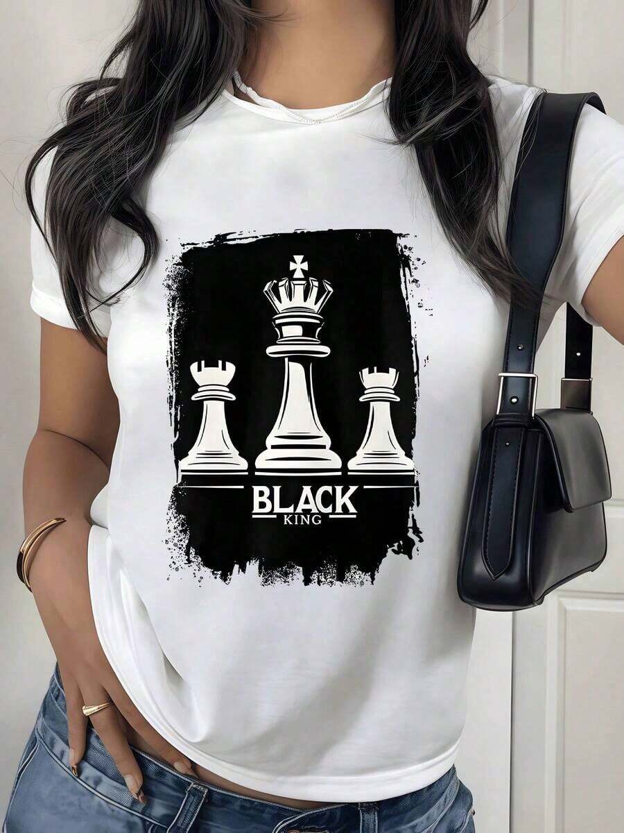 100% Cotton. Chess King With Two Rooks Symbolizing Power, Strategy, And A Winning Mindset. Women's T-Shirt. 100% Soft, Comfortable, And Modern Cotton. Women's Simple Solid Color T-Shirt, Loose And Slim Fit Casual Short Sleeve - 白色的 - 查看 1