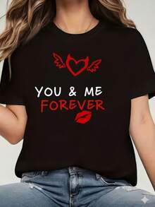 T-Shirt, Black Short-Sleeved Round Neck T-Shirt With "You & Me Forever" Heart Wing Print, Valentine's Day Edition, Featuring "You & Me Forever" Lettering In Contrasting Red And White, Combined With Red Heart Wing Designs And A Lip Print - Machine Washable, Suitable For Parties, Casual Outings, Meetings With Friends, Festive Attire, And As A Christmas Gift. - 黑色 - 查看 1