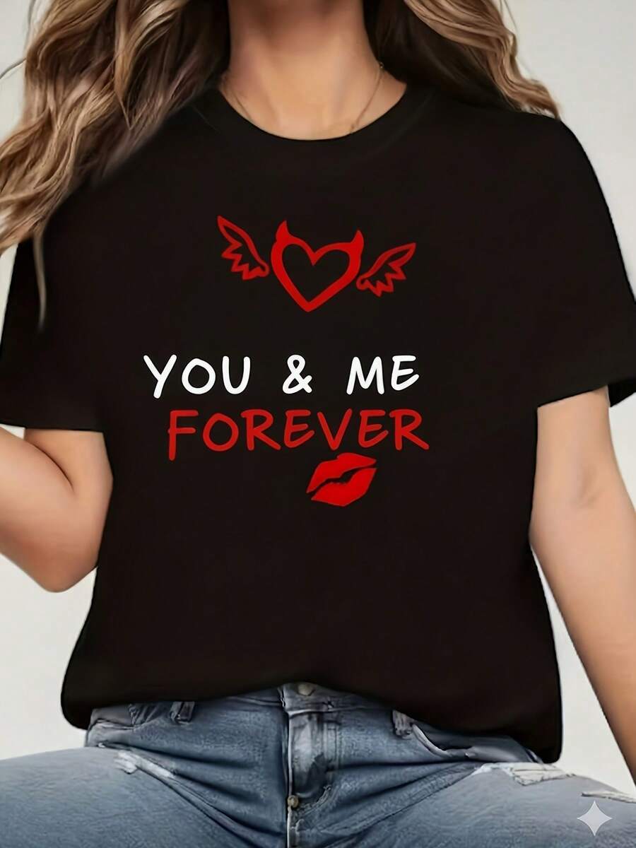 T-Shirt, Black Short-Sleeved Round Neck T-Shirt With "You & Me Forever" Heart Wing Print, Valentine's Day Edition, Featuring "You & Me Forever" Lettering In Contrasting Red And White, Combined With Red Heart Wing Designs And A Lip Print - Machine Washable, Suitable For Parties, Casual Outings, Meetings With Friends, Festive Attire, And As A Christmas Gift. - 黑色 - 查看 1