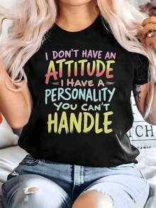 Camiseta de talla grande para mujer con divertidos estampados, disponible en rosa, naranja, amarillo, morado y verde. Presenta un llamativo estampado de "No tengo actitud". Camiseta suave para uso diario con un diseño casual de cuello redondo. Perfecta para lucir segura de ti misma en tu día a día. Corte holgado, estampados vibrantes, tela transpirable, ropa única y un estilo relajado. - Negro - Ver 2