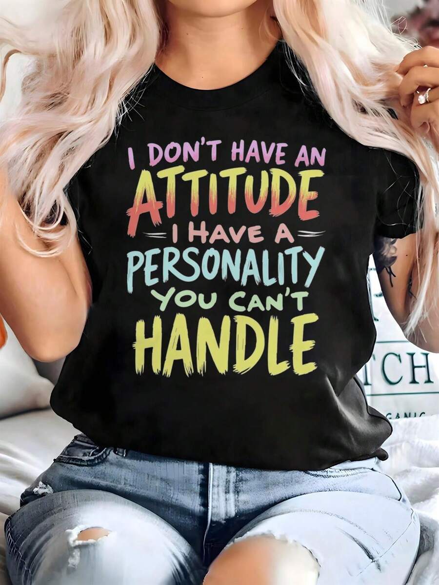 Camiseta de talla grande para mujer con divertidos estampados, disponible en rosa, naranja, amarillo, morado y verde. Presenta un llamativo estampado de "No tengo actitud". Camiseta suave para uso diario con un diseño casual de cuello redondo. Perfecta para lucir segura de ti misma en tu día a día. Corte holgado, estampados vibrantes, tela transpirable, ropa única y un estilo relajado.