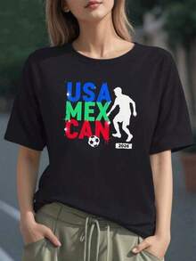Figura de jugador de fútbol en silueta junto a letras USA MEX CAN en colores patrios simbolizando unión deportiva y pasión mundialista 2026 camiseta de mujer 100% algodón - Negro - Ver 1