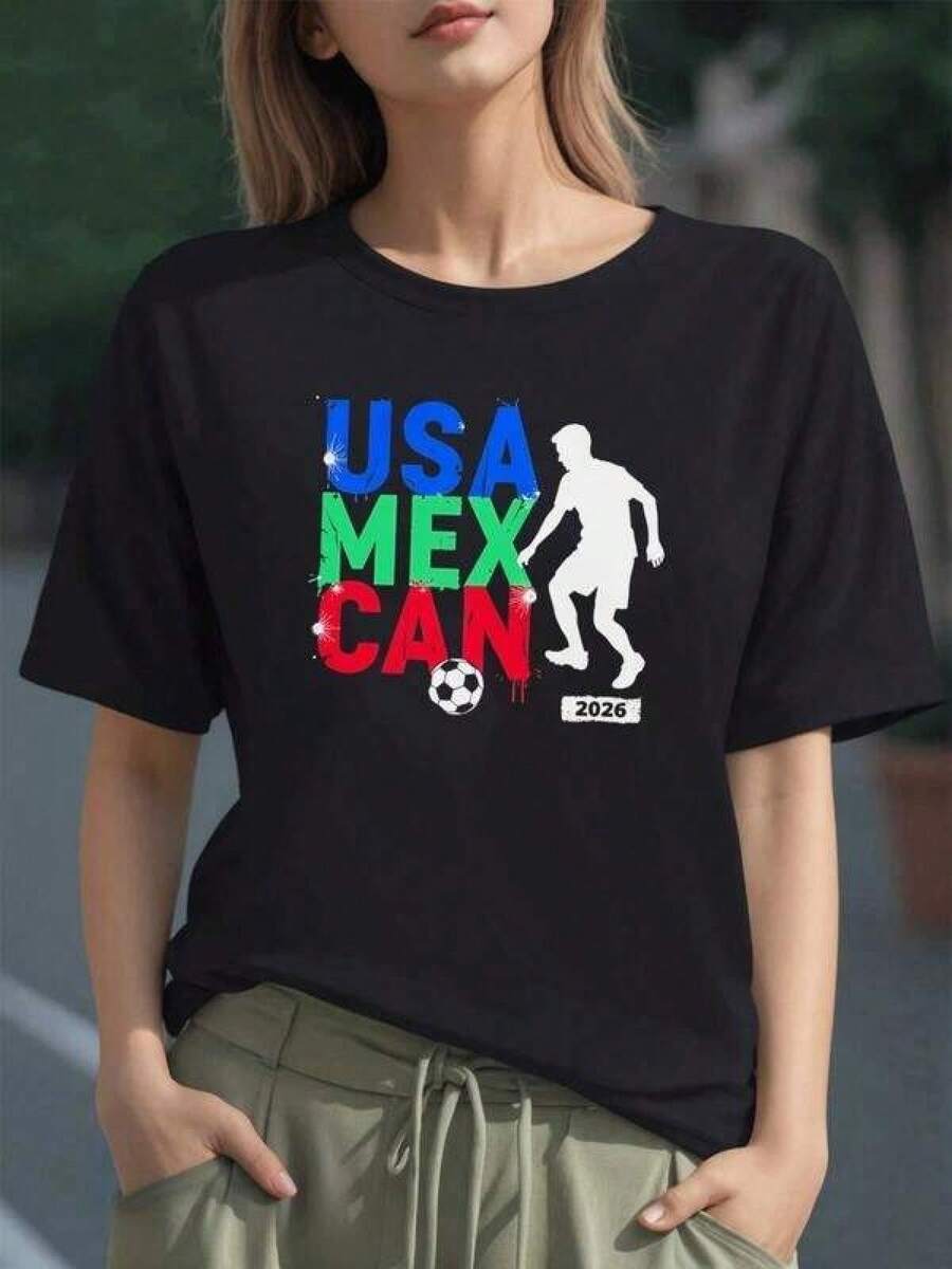 Figura de jugador de fútbol en silueta junto a letras USA MEX CAN en colores patrios simbolizando unión deportiva y pasión mundialista 2026 camiseta de mujer 100% algodón - Negro - Ver 1
