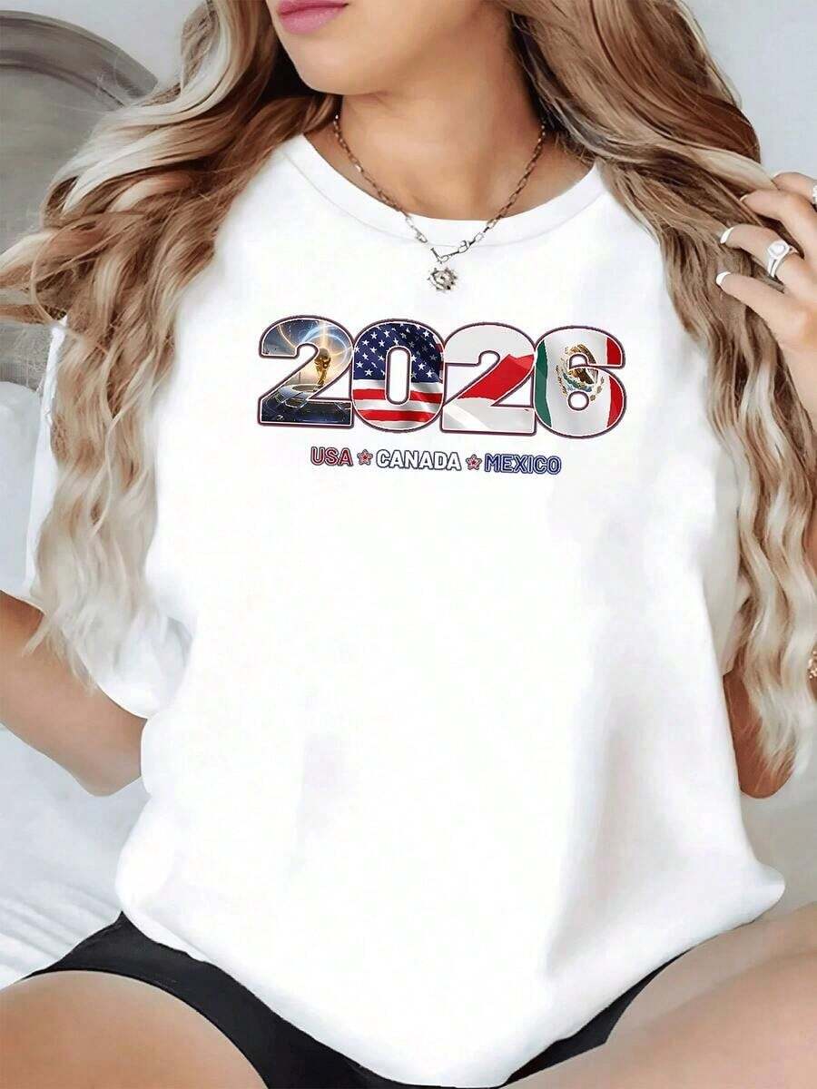 Number 2026 Merged With The Flags Of The United States, Canada, And Mexico Symbolizing Sporting Unity, Passion For Football, And International Celebration. Casual Women's T-Shirt For The Modern, Comfortable, And Attractive Fan. - 白色的 - 查看 1