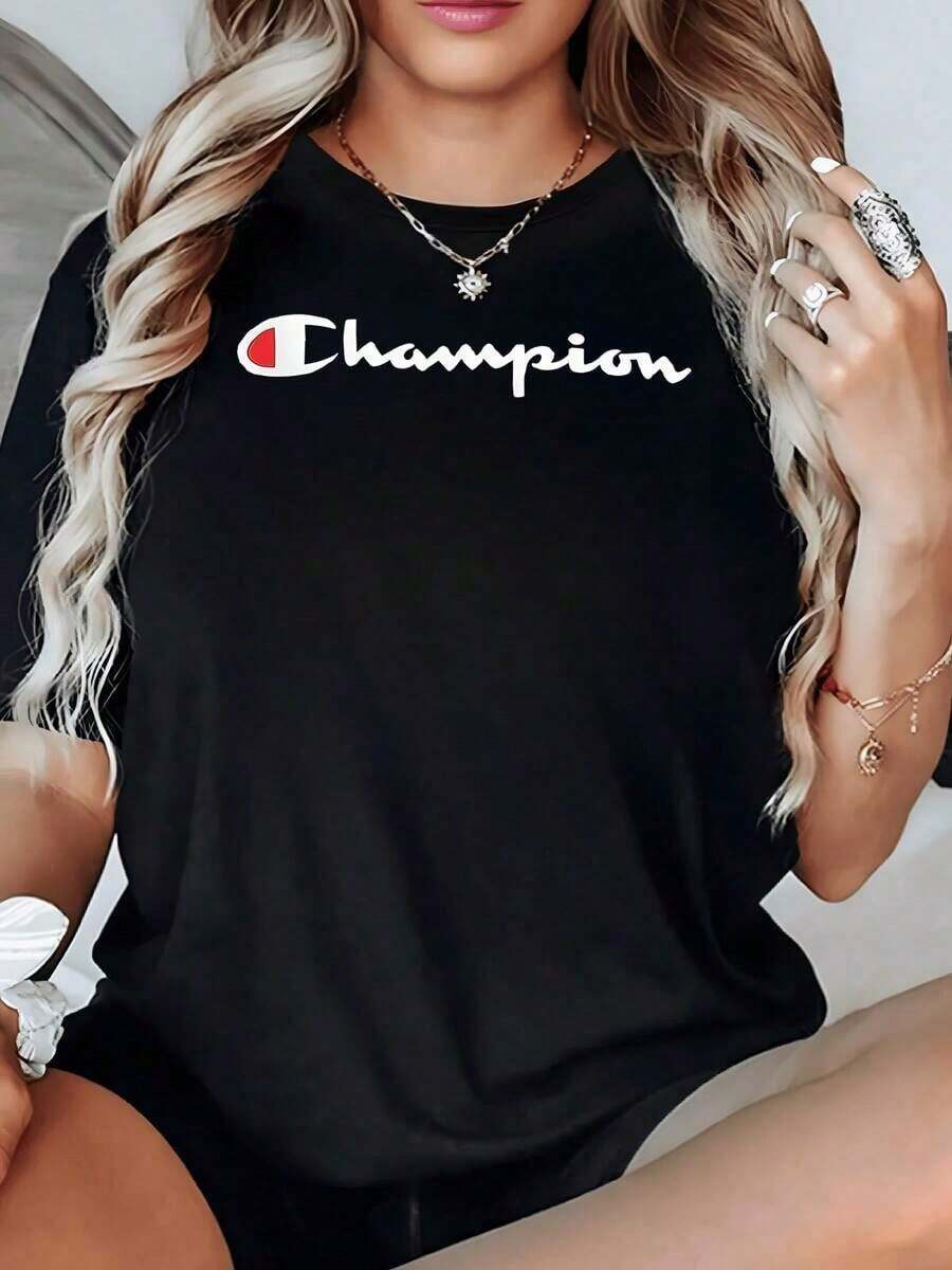 100% Pure Cotton, Breathable And Gentle On The Skin. Classic Crew Neck Design, Slim Fit, And Flattering For All Body Types. Fashionable Print With A Minimalist Style And High-Quality Finish. Unisex Design Perfect For Matching Outfits, Ideal For Everyday Wear, Dates, Leisure, And Streetwear – Versatile And Timeless. - 黑色 - 查看 1