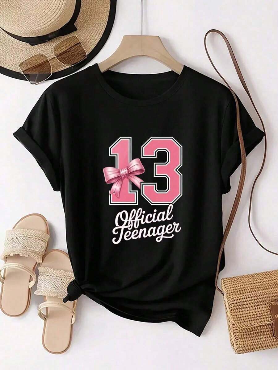 El diseño del número 13 y la pajarita celebra el momento oficial de la adolescencia.Una camiseta elegante de manga corta para mujer, con un diseño estampado único, perfecta para uso diario casual y ocasiones deportivas. - Negro - Ver 1