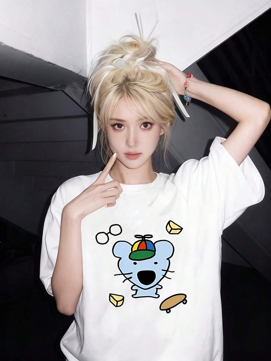 Primavera/Verano 2026, Nueva Camiseta Casual de Mujer con Hombros Descubiertos, Ropa Elegante de Mujer, Verano, Camiseta de Manga Corta para Mujer, Camiseta de Manga Corta con Estampado Divertido de Ratón Azul Claro con Sombrero Espiral Colorido, Gafas, Queso y Patineta, Estilo Original y Adorable, Cómoda y Amigable con la Piel, Camiseta Superior para Uso Diario Casual. - Blanco - Ver 1