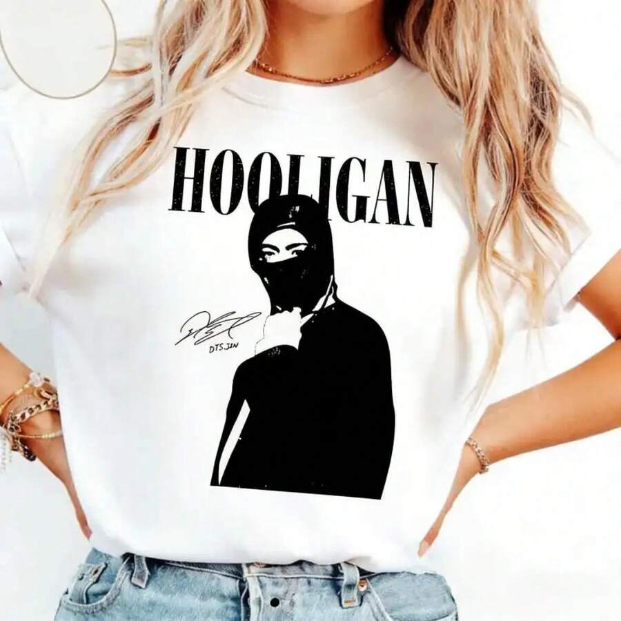 Playera Unisex 100% Algodón "HOOLIGAN" -A254 Diseño Gráfico Urbano con Silueta de Figura Enmascarada, Camiseta de Streetwear Estilo Edgy y Moderno, Colección de Moda Callejera, Disponible en Tallas S-3XL, Ideal para Amantes de la Estética Urbana, Calidad - Negro - Ver 1