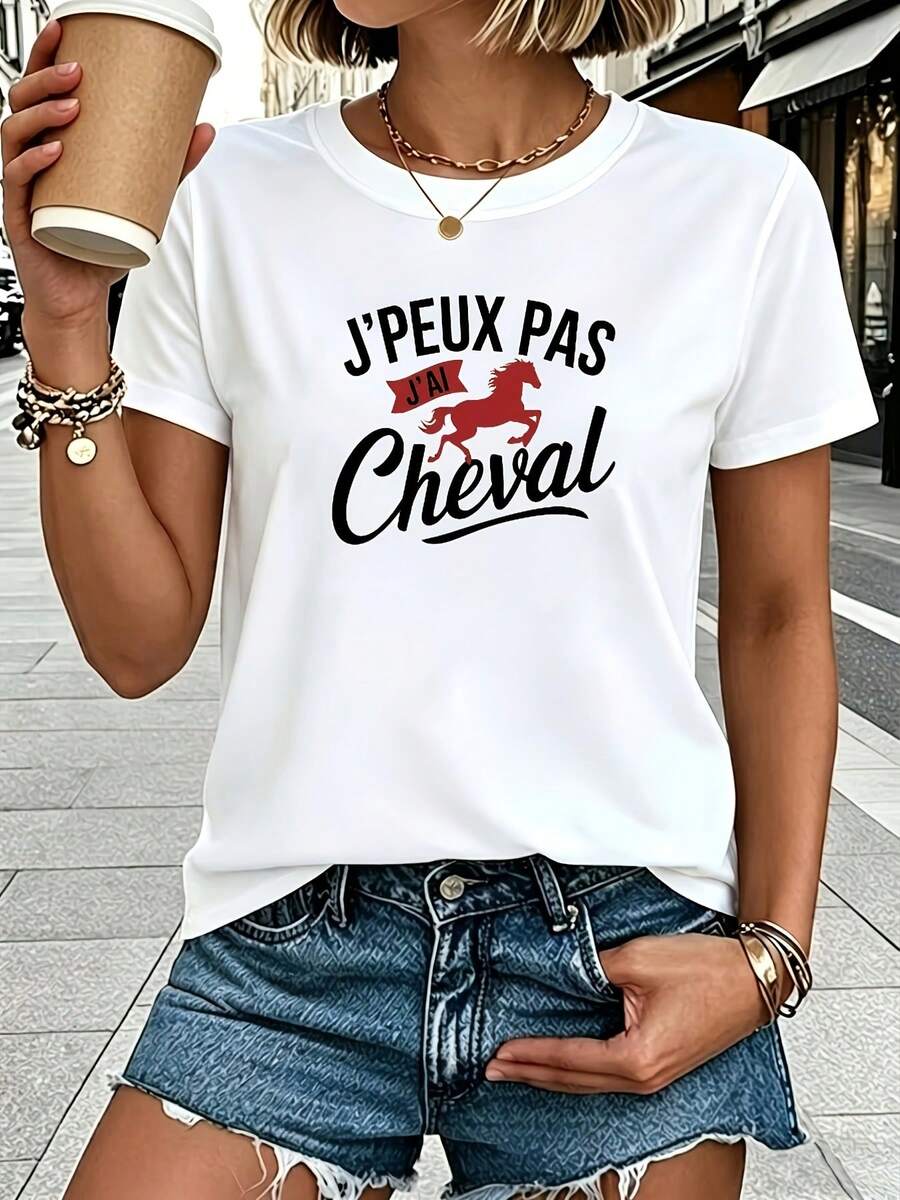 Talla grande, camiseta de talla grande con estampado del texto francés "J'PEUX PAS, J' CHEVAL" ("Lo siento, estoy ocupado, tengo que pasar tiempo con mi caballo"), camiseta blanca de manga corta con cuello redondo estampada - Lavable a máquina, estilo casual, ajuste cómodo, diseño moderno, adecuada para primavera, verano y otoño. - Blanco - Ver 1