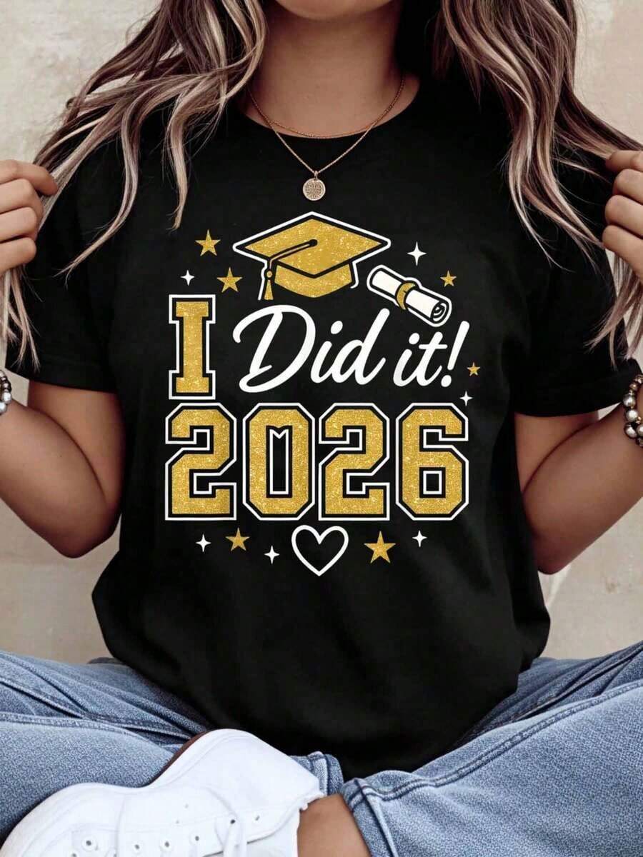 Camiseta de Graduación "Lo Logré 2026" con Diseño de Gorro y Diploma para Fiesta de Celebración de Graduados Universitarios, Camiseta de Algodón Cómoda de 220g - Negro - Ver 1