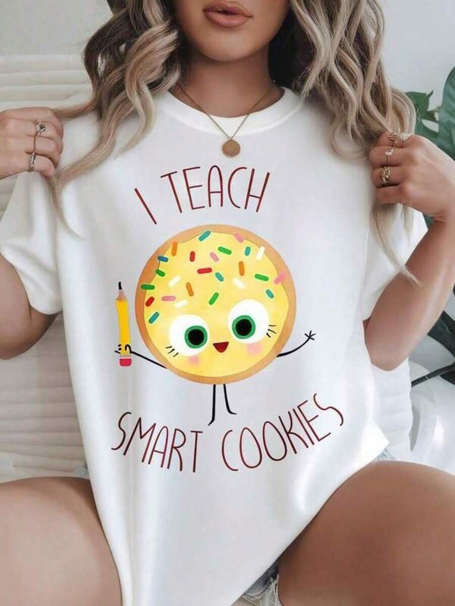 Camiseta Casual de Manga Corta para Mujer - Estampado "I Teach Smart Cookies" con Personaje de Galleta Sosteniendo un Lápiz, Cuello Redondo, Top de Verano, Lavable a Máquina, Camisetas para Mujer, Ropa Casual, Estilo Moderno, Ajuste Cómodo 
 -Blanco - Negro - Ver 1