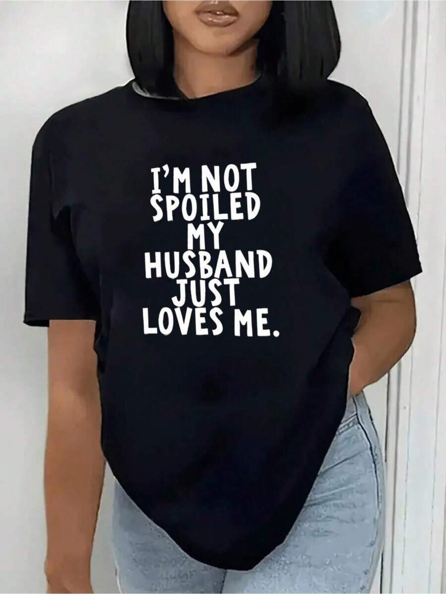 Unique Women's T-Shirt With A Y2K Design That Expresses Love And Humor With The Phrase "I'm Not Spoiled, My Husband Just Loves Me." Ideal For Your Everyday Style, Perfect To Wear With Jeans Or Shorts. Fun And Modern For Women Looking For A Special Touch In Their Outfit. 0ITW - 黑色 - 查看 1