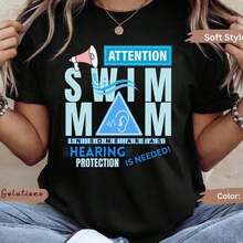 Simple And Versatile Design T-Shirt For The Swimming Mom, For Summer Swimming Competitions. This Unisex T-Shirt, Made Of 52-60% Cotton, Is Crafted From Durable, High-Quality Fibers That Adapt To Different Body Types, Offering Comfort And Durability. This Breathable Jacket Is Ideal For All Seasons, From Spring/Summer To Autumn/Winter, Perfect For Holidays And Weekend Outfits. - 黑色 - 查看 6