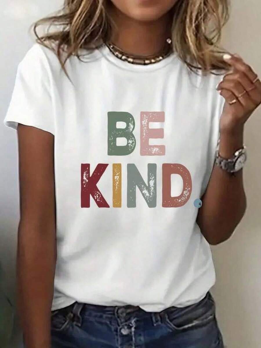 Camiseta Deportiva Casual para Mujer - Camiseta Blanca con Gráfico Colorido BE KIND Desgastado. Elástica y de Cuello Redondo, Lavable aáquina, con Ajuste Cómodo para Todas las Estaciones, Perfecta para Uso Diario y Actividades Informales. - Blanco - Ver 1