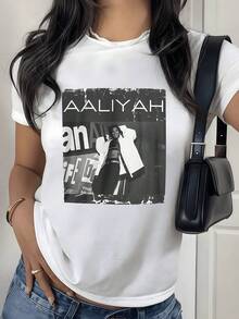Urban Portrait In Monochrome Tones Showing A Woman With A Confident And Modern Attitude, Reflecting Free Energy And Feminine Confidence. Casual Women's T-Shirt For Everyday Wear. - 白色 - 查看 1