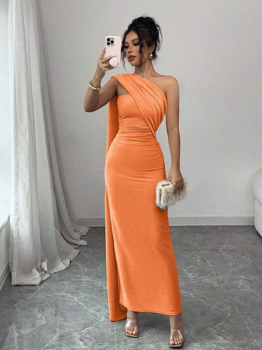 Vestido ajustado de corte elegante con plisados en la cintura, hombros oblicuos, espalda con abertura y tejido brillante elástico y suave, en color albaricoque de moda europea y americana para fiesta, cita, San Valentín - Naranja - Ver 1