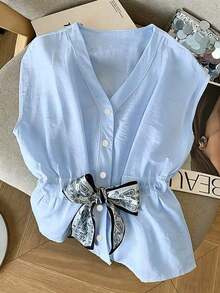 Camisa de lino sin mangas informal para mujer, cuello en V con botones dorados, cintura ceñida, decorada con pañuelo con flor de anacardo, versátil para ir al trabajo y ocio, diseño retro relajado con cordón, estilizador y embellecedor, top corto - Celeste - Ver 4