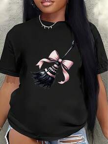 Short-Sleeved T-Shirt With A Witch's Broom Print, Perfect For Halloween Parties Or Casual Wear. Lightweight And Durable, With A Pink Bow Design, Ideal For Home, Restaurants, Or Festive Occasions. Women's Blouses > Clothing - 黑色 - 查看 1