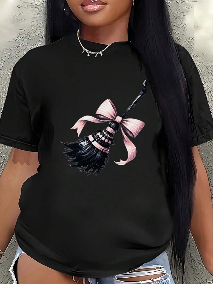 Short-Sleeved T-Shirt With A Witch's Broom Print, Perfect For Halloween Parties Or Casual Wear. Lightweight And Durable, With A Pink Bow Design, Ideal For Home, Restaurants, Or Festive Occasions. Women's Blouses > Clothing - 黑色 - 查看 1