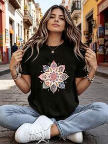Limited Time Offer, Limited Quantities, Flash ! Women's Casual Shirts, Women's Polyester T-Shirts, Elegant Shirts. Women's Summer And Spring T-Shirt, Short Sleeve, Round Neck, Colorful Bohemian Floral Mandala Graphic Print, Casual Top, Seasonal Fashion, Retro Design, Comfortable Fit. - 黑色 - 查看 2