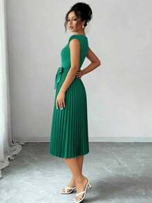 2026 Nuevo vestido de verano de unicolor elegante y casual con cintura anudada y pliegues, para playa/fiesta, vestido elegante verde con pliegues de longitud media para mujer, vestido casual de verano de manga corta, cuello redondo y cintura, corte evasé - Verde - Ver 3