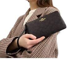 Coach品牌Logo女士手拿包 - 胡桃木搭配黑色CZ277IMXAQ - 查看 2