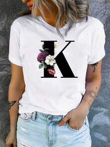Camiseta Estampada para Mujer con Gráfico Floral K en Blanco - Camiseta Casual de Manga Corta y Cuello Redondo, Corte Relajado para Todas las Estaciones, Perfecta para Uso Diario y Atuendos de Vacaciones, Combinada con Pantalones Cortos de Mezclilla (Lavable aáquina). - Blanco - Ver 1