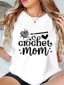 Women's Crochet Graphic Mom Print T-Shirt - Casual Short Sleeve Crew Neck White T-Shirt With A Relaxed Fit For All Seasons. Perfect For Everyday Wear And Holiday Outfits (Machine Washable), Paired With Black Shorts And A Silver Necklace. - 白色 - 查看 1