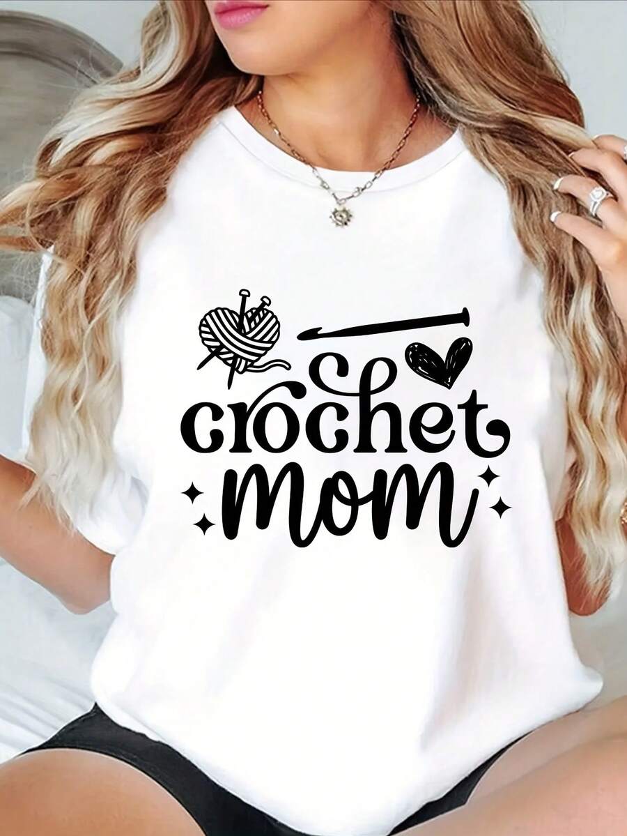 Women's Crochet Graphic Mom Print T-Shirt - Casual Short Sleeve Crew Neck White T-Shirt With A Relaxed Fit For All Seasons. Perfect For Everyday Wear And Holiday Outfits (Machine Washable), Paired With Black Shorts And A Silver Necklace. - 白色 - 查看 1