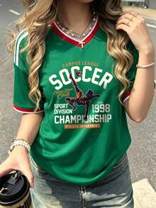 Playera Oversize "Soccer Retro 1998" para Mujer - Camiseta Verde V-cuello Estilo Jersey Deportivo con Diseño Gráfico - Verde - Ver 1