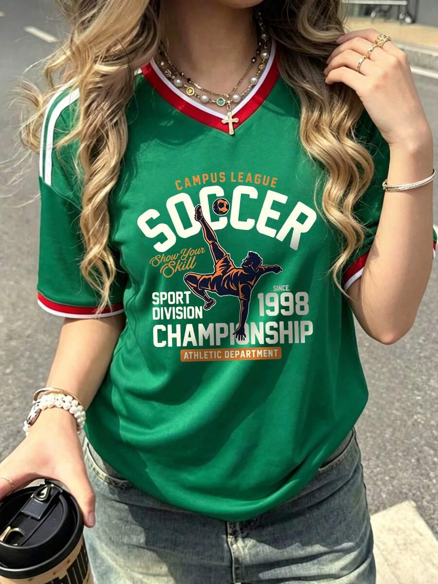 Playera Oversize "Soccer Retro 1998" para Mujer - Camiseta Verde V-cuello Estilo Jersey Deportivo con Diseño Gráfico - Verde - Ver 1