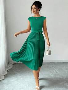 2026 Nuevo vestido de verano de unicolor elegante y casual con cintura anudada y pliegues, para playa/fiesta, vestido elegante verde con pliegues de longitud media para mujer, vestido casual de verano de manga corta, cuello redondo y cintura, corte evasé - Verde - Ver 2