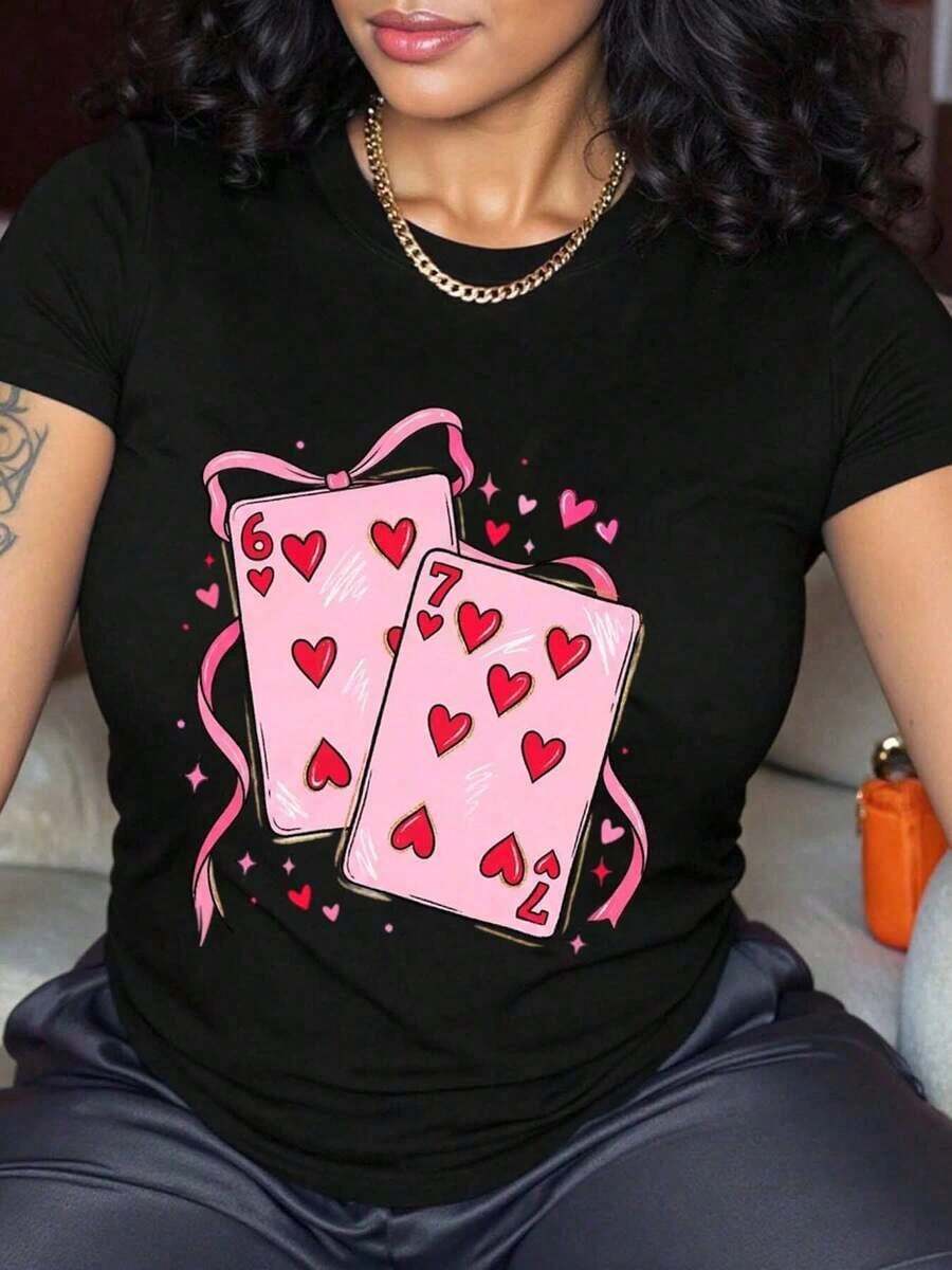 Limited Time Offer, Limited Quantity Available, Lightning, Women's Shirts, Women's T-Shirts. Fun Short-Sleeved T-Shirt With A Round Neck And A Print Of The Six And Seven Of Hearts From A Deck Of Cards. Casual And Versatile, It's A Great Gift Choice For A Romantic Date. - 黑色 - 查看 1