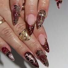Bộ 24 móng tay giả siêu dài kiểu Stiletto, màu nude và đỏ tía phối gradient với họa tiết da báo, điểm nhấn là hình chữ thập vàng 3D và họa tiết xoáy, bộ móng tay cao cấp phong cách Gothic Y2K dành cho nữ, có thể tái sử dụng cho các buổi tiệc đêm. - Nhiều màu - Xem 2