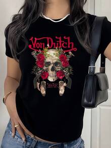 Calavera rodeada de rosas rojas y pequeñas aves que simbolizan la unión entre la vida y la muerte con detalles artísticos que evocan fuerza y belleza eterna camiseta de mujer moderna casual para uso diario elegante - Negro - Ver 1