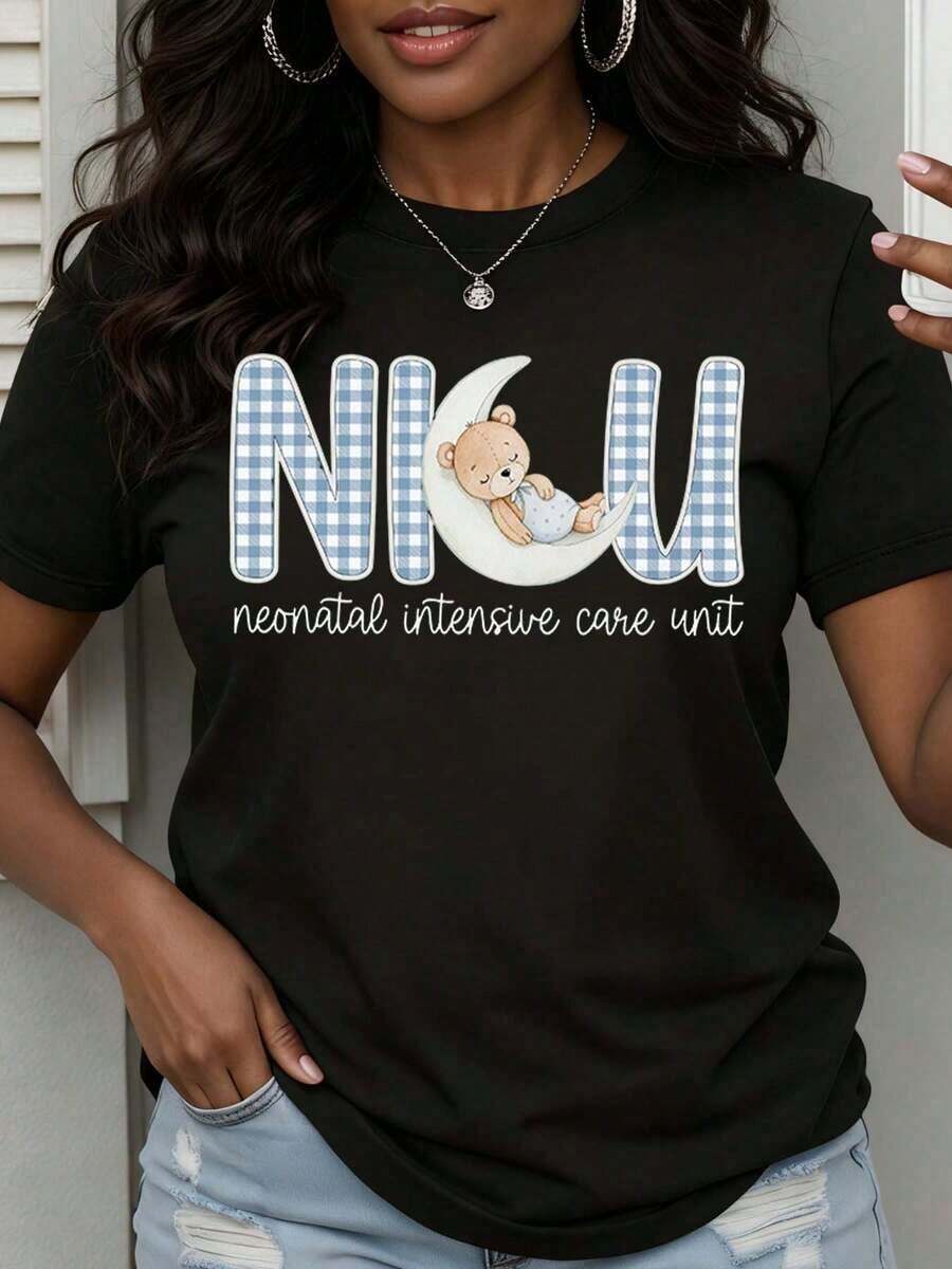 Under The RadarNiu T-Shirt For Nurses And Healthcare Workers In The Neonatal Intensive Care Unit, With Adorable Bear Design And Blue Plaid Pattern, Baby Care Theme, Gift For NICU Staff - Vintage Urban Style, Unisex, Cotton, Short Sleeve, Round Neck And Loose Fit. - 黑色 - 查看 1