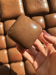 Mini cioccolato nero super morbido e soffice, pane tostato squishy - design con ventosa per le dita e lento rimbalzo, modellazione realistica di cibo, texture morbida e umida di mochi, giocattolo antistress per adulti (mini pane realistico) - Multicolore - Visualizzare 4