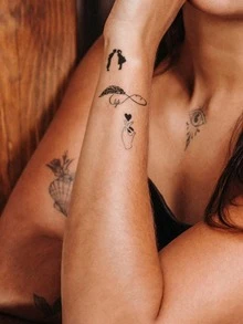 (4 feuilles/set) 4 pièces de petits tatouages temporaires noirs, comprenant des motifs d'oiseau, de cœur, de diamant, de note de musique, de lettre, de battement de cœur, d'étoile et de lune. Convient pour les doigts, les oreilles, les poignets et les parties du corps - Noir - Voir 7