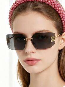 Miu Miu 無框時尚方形眼鏡，適合女性與男性，結合風格與實用性。優雅的金屬色鏡框配有品牌標誌，深灰色鏡片。無框設計輕巧時尚。無論是海灘度假還是日常通勤，都能輕鬆提升您的穿搭並展現您的個性。 - 黑色 - 查看 6
