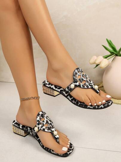 1 Pair Women's Leopard Print Hollow Pearl Decor PU Leather T-Strap Flat Sandals, Non-Slip Wear-Resistant, Suitable For Summer Beach, Vacation And Daily Wear