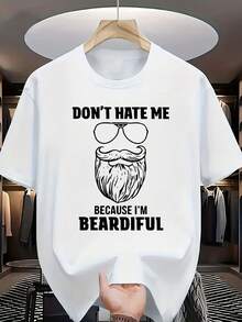 Camiseta de manga corta con cuello redondo que lleva la frase "No me odies porque tengo barba" y un estampado de una persona con gafas y barba. La combinación de texto y patrones transmite una sensación de alegría y confianza, con un estilo general sencillo pero interesante, adecuado para quienes aman los elementos humorísticos y originales. - Blanco - Ver 8