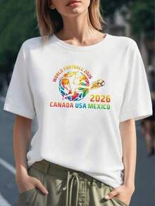 Figura colorida de jugador de fútbol pateando un balón que forma un mapa mundial con texto World Football 2026 y países Canadá USA México celebrando unidad y pasión deportiva camiseta para mujer 100% algodón - Negro - Ver 6