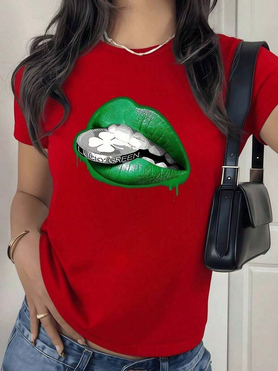 100% Cotton. Bright Green Lips Holding A Silver Coin With A Clover Symbolizing Luck, Fortune, And Positive Energy. Women's T-Shirt, 100% Cotton, Casual, Modern. Women's Simple Solid Color T-Shirt, Loose And Slim Fit, Casual Short Sleeve - 紅色的 - 查看 1