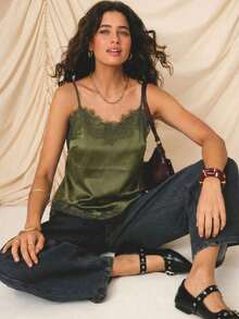 Elegante conjunto de vacaciones para mujer con top de tirantes finos, ajuste ceñido, de satén beige con ribete de encaje - Verde militar - Ver 3