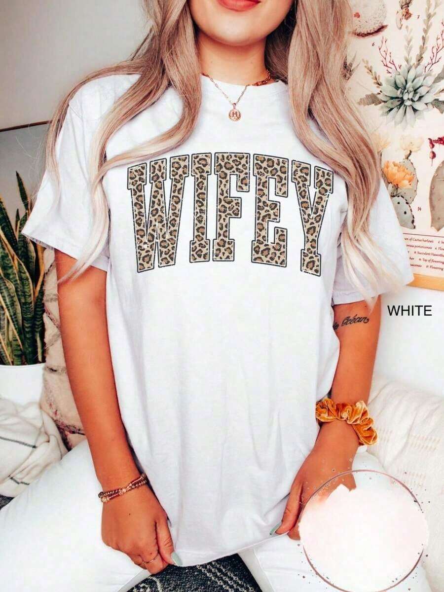 Oversized Leopard Print T-Shirt For Wife, College T-Shirt For Wife, Gift For Girlfriend, Bachelorette Party Gift, Newlywed T-Shirt, Bride T-Shirt, Wife T-Shirt - 白色 - 查看 1