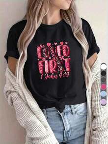 Camiseta Deportiva Estilo 2026Y2K para Mujer, Casual de Manga Corta | Diseño Cristiano para el Día de San Valentín, Citación Bíblica de Amor, Estampado en Forma de Corazón, Ropa Cómoda para Todas las Temporadas | Corte relajado | Ropa de uso diario - Negro - Ver 2