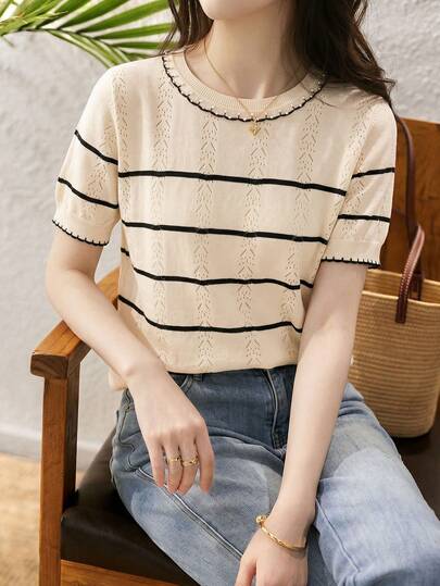 2026 Nuevo verano Blusa de punto con contraste de rayas en color albaricoque y negro, con diseño calado y manga corta para mujer. Elegante y casual, dulce y con textura.