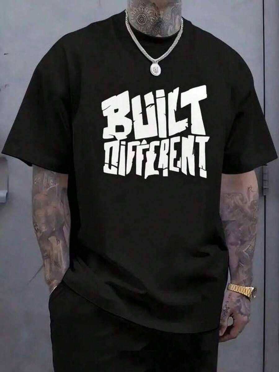 Camiseta Oversized para Hombre "Built Different" - Estampado en el pecho en blanco y negro, camiseta transpirable de estilo urbano, manga corta, cuello redondo, camiseta casual para todas las estaciones con dobladillo tipo paraguas, ropa para gimnasio y uso casual (lavable a máquina) - Masculina - Negro - Ver 1
