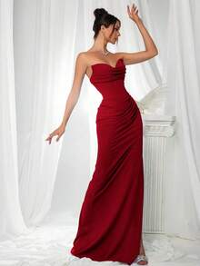 Elegante vestido de dama de honor: vestido de satén ajustado sin tirantes, combinado con una parte superior que ciñe la cintura y una cintura drapeada - Vestido de noche formal y lujoso minimalista, adecuado para el atuendo de invitado de boda en - Rojo - Ver 7
